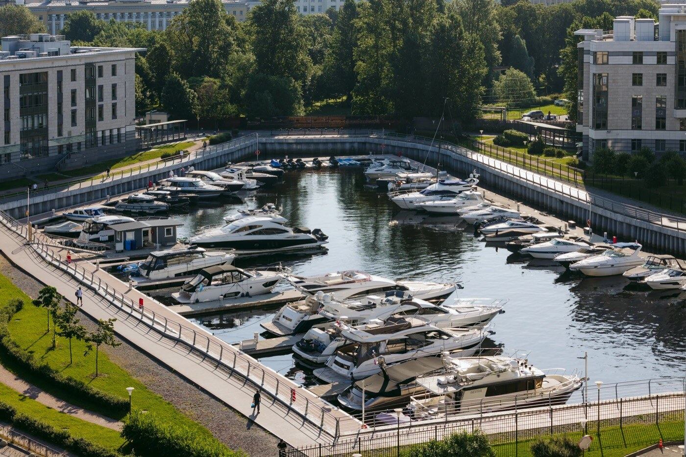 Причал для яхт рядом